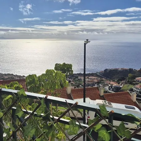 Spacious Bright With Ocean Views Apartment